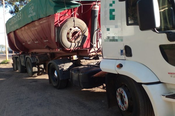 La Policía retuvo dos camiones con granos de maíz que no tenían documentación