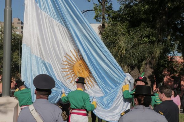 En la Plaza 25 de Mayo de Corrientes, flamea altiva una nueva bandera argentina donada por la UNNE