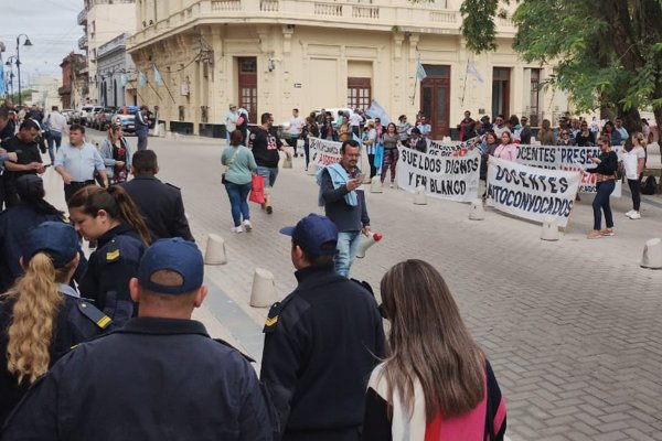 Reclamo salarial: en medio de amenazas marchan docentes y estatales correntinos