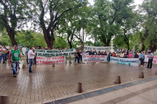 Bajo la lluvia el clamor de estatales por mejora laborales y salariales