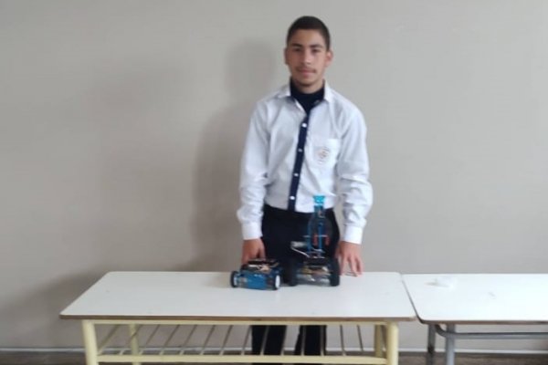 Un alumno creó un robot recolector de basura para personas con discapacidad