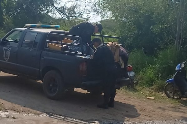 La Policía colaboró con la evacuación de familias inundadas en Paso de la Patria