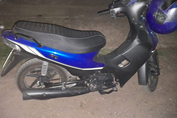 Policía de franco sorprendió y recuperó una motocicleta que era arrastrada por dos jóvenes