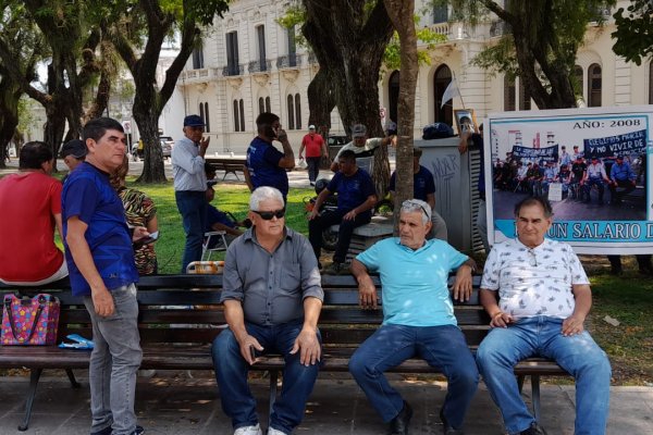 Reclamo policial: tenso momento con jefes policiales y efectivos que acampan en la plaza 25 de mayo