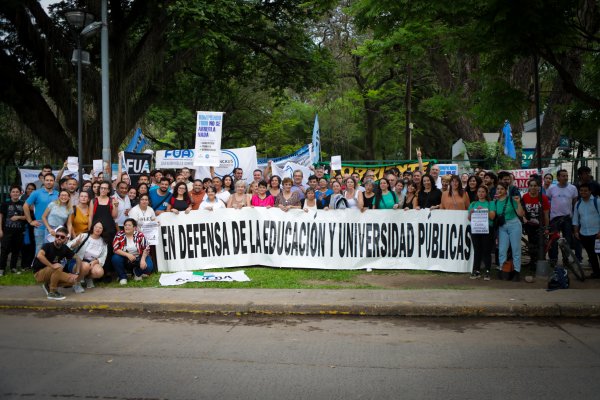 Nuevo abrazo simbólico a la UNNE en defensa de la Universidad Pública