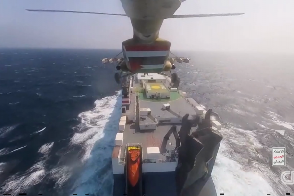 Un video muestra el momento en que los rebeldes hutíes asaltan un barco de carga en el mar Rojo