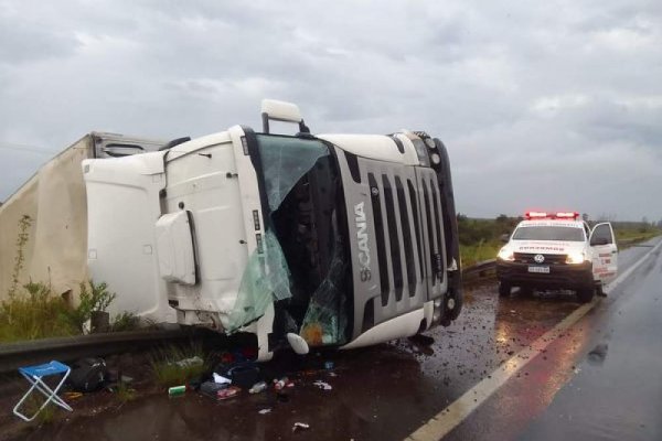 Un camión despistó y volcó en Paso de los Libres