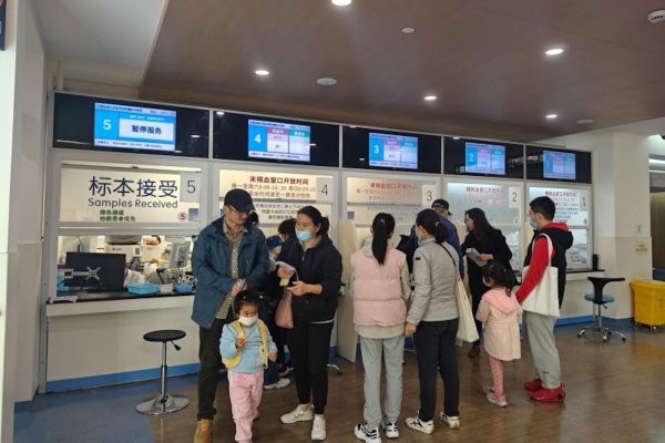 La OMS pide a China más información sobre el aumento de las enfermedades respiratorias pediátricas como neumonía