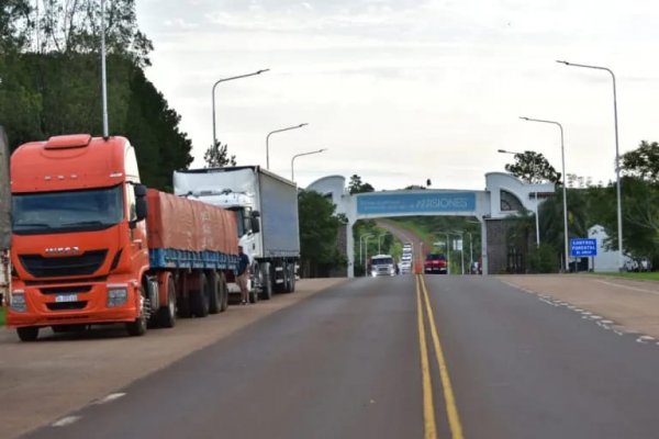 Impacto de la inundación en Corrientes: largas filas de camiones en Misiones