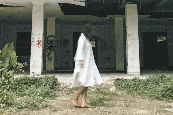 Quédate, fantasma