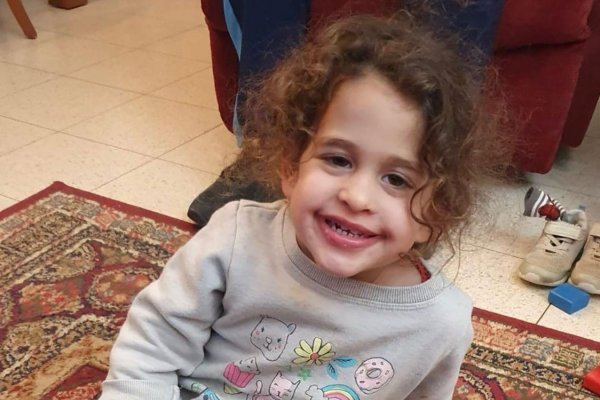 Una israelíestadounidense huérfana, de 4 años, es liberada de su cautiverio