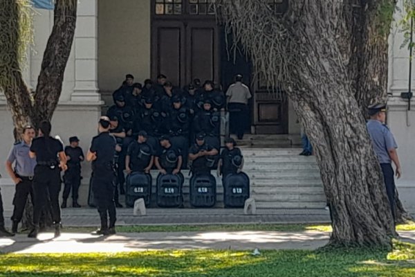 Blindaje y gran despliegue policial en Corrientes ante marcha de docentes y estatales