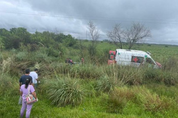 Corrientes: ambulancia despistó y volcó, dos heridos leves