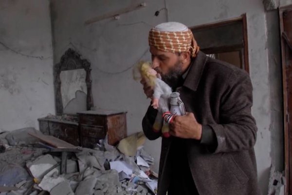 Un abuelo llora por la muerte de su nieta de 3 años en un bombardeo de Israel en Gaza: 