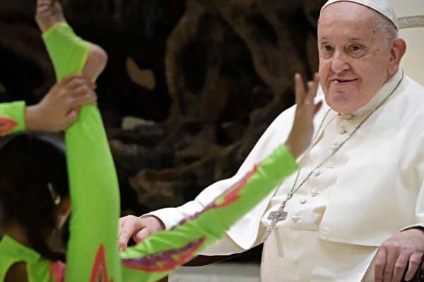 Acróbatas y un payaso demostraron sus habilidades en la audiencia semanal del papa Francisco