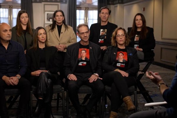 A las familias de los rehenes estadounidenses de Hamas se les preguntó sobre la muerte de civiles palestinos por parte de Israel. Escucha su respuesta