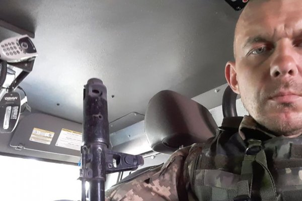 Rodeado de rusos y dispuesto a morir, este soldado ucraniano habilitó un ataque de artillería contra su propia posición