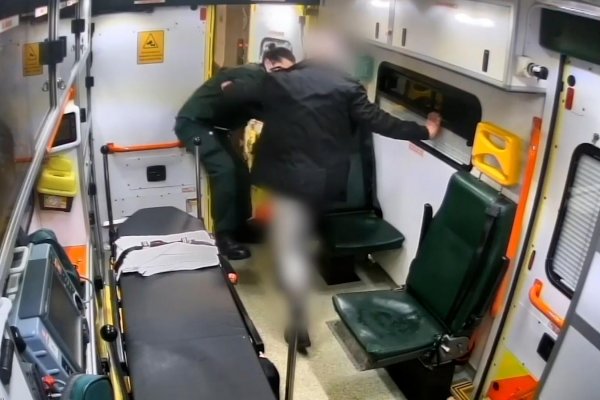 Impactante video muestra a un paramédico siendo agredido por un paciente en una ambulancia en Londres