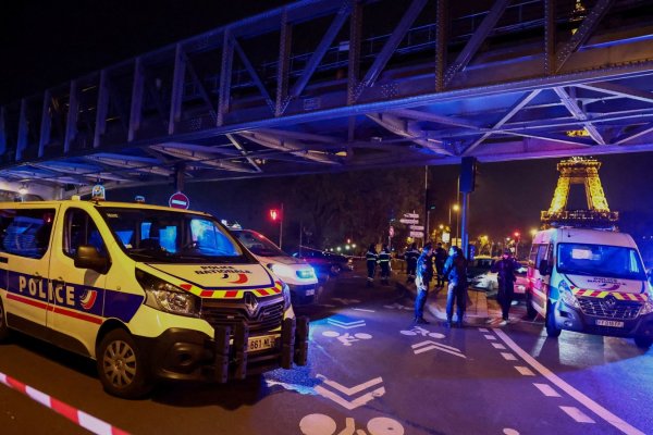 Ataque con cuchillo y martillo cerca de la Torre Eiffel deja un muerto y dos heridos, dice el ministro del Interior de Francia