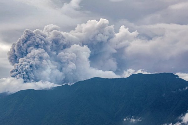 Erupción del volcán Merapi de Indonesia deja ciudades cubiertas de ceniza
