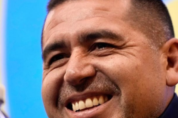 El entrenador del fútbol argentino que tuvo una charla con Riquelme