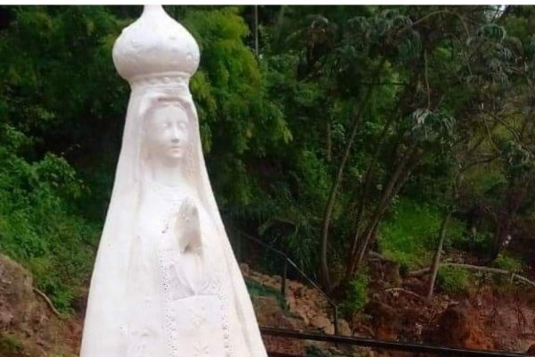 La imagen de la Virgen fue colocada nuevamente sobre la piedra