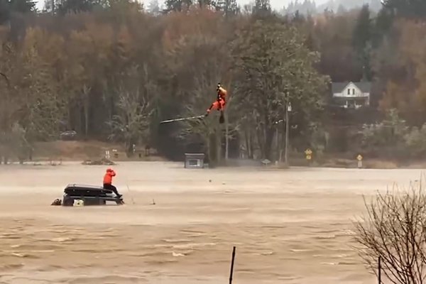 Mira el dramático rescate de un automovilista en medio de las inundaciones en Washington