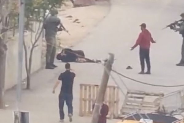 Un video muestra a un hombre vestido con uniforme militar disparando a un palestino con discapacidad mental en la Ribera Occidental