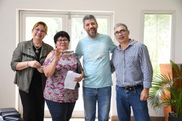 En una exitosa jornada de salud visual la Fundación MDK de Nación, representada por Luis Fernández, entregó 48 pares de anteojos