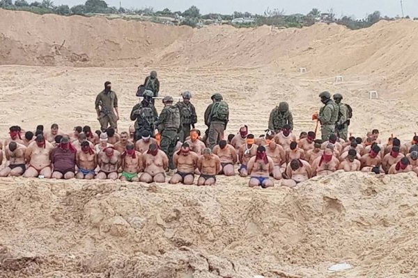 Imágenes tomadas en Gaza muestran a soldados israelíes junto a decenas de hombres detenidos en ropa interior