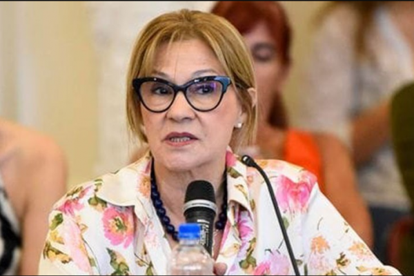 Antes del ajuste educativo en la provincia, la ministra viajó a los Emiratos Árabes