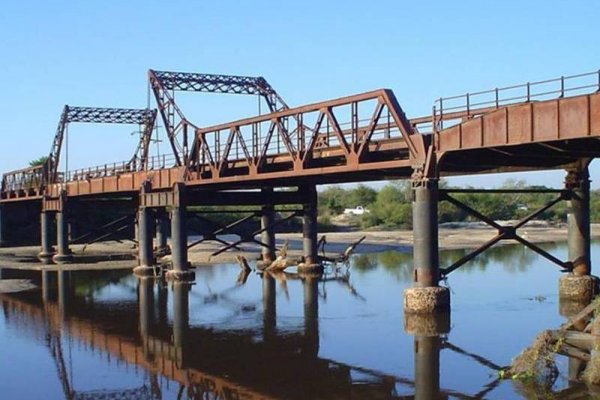 Desbordó el río Santa Lucía y 10 familias se autoevacuaron por precaución