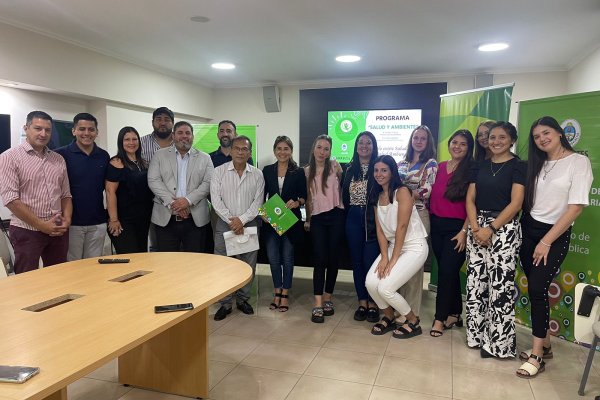 Corrientes: Entrega de indumentaria al equipo del Programa Salud y Ambiente