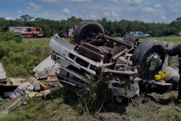 Camión volcó en Formosa: hay tres heridos, uno de Corrientes