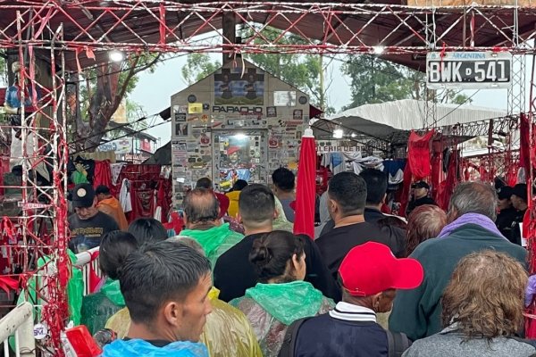 Bajo una intensa lluvia llegan los devotos al santuario del Gaucho Gil en Mercedes