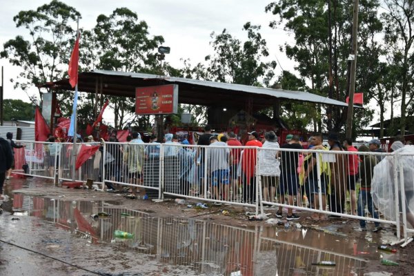 A pesar de la lluvia, cientos de fieles llegan al predio del Gaucho Gil con custodia policial