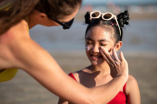 Calor, sol y mosquitos: para estar protegidos, ¿qué hay que ponerse primero, protector solar o repelente?