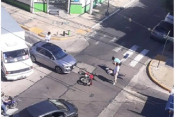 Corrientes: choque entre un automóvil y una moto en el centro capitalino