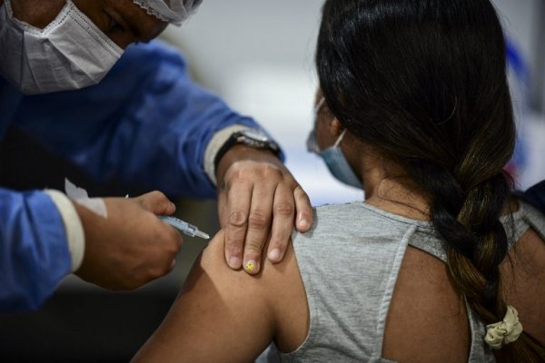 Corrientes: quiénes deben recibir la vacuna antigripal y refuerzos por Covid-19