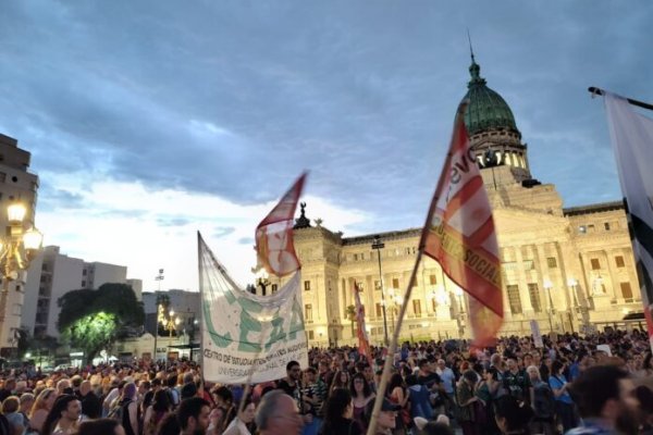 Cacerolazo en Corrientes contra el DNU de Milei