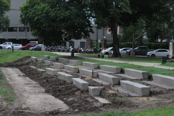 Nuevo bancos de material en el Parque Camba Cuá de Corrientes