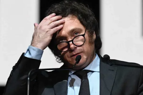 Milei lleva quitados a Corrientes más de $150.000 millones pero sigue teniendo apoyo político del gobernador