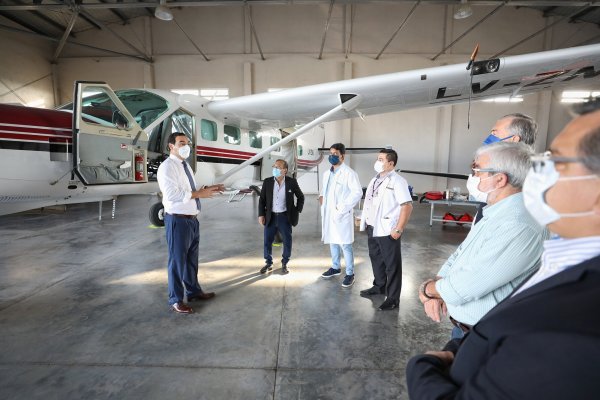 Gastos oficiales en plena crisis: cuánto fue el pago en dólares por el seguro de aviones y helicóptero utilizados por el Gobernador