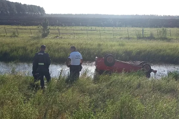 Corrientes: reventó un neumático y terminaron en un zanjón