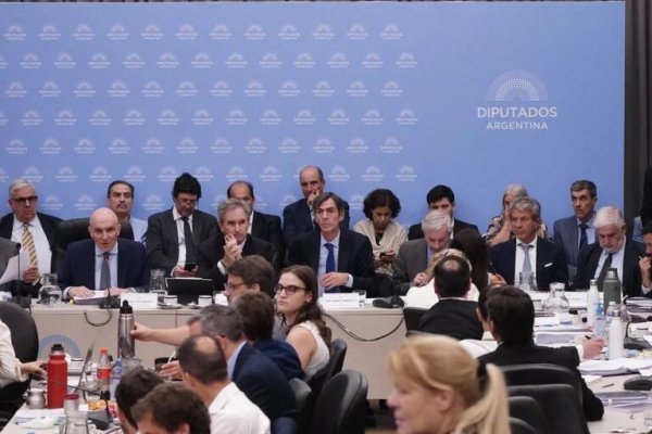 El oficialismo convocó para las 18 al plenario de comisiones para buscar el dictamen de la Ley Ómnibus