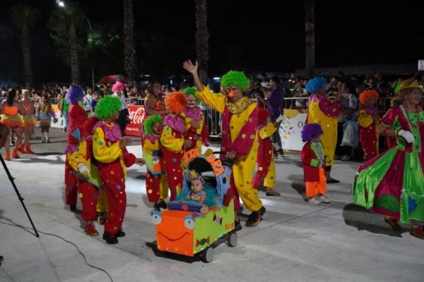 Brillo y esplendor en la primer noche del carnaval barrial correntino