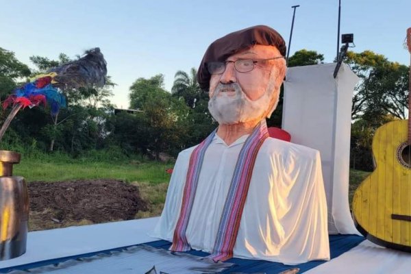 Corrientes: una comparsa homenajeó al Padre Julián Zini con una carroza
