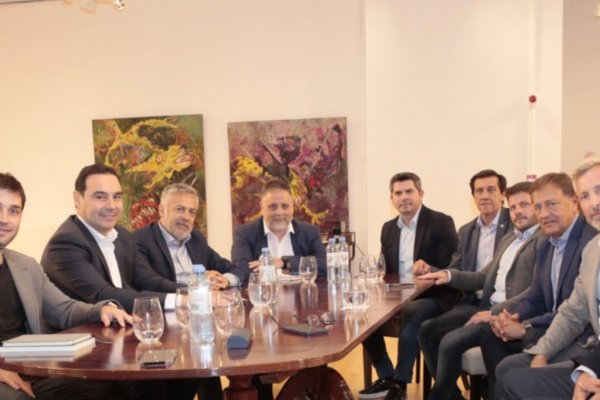 Gustavo Valdés con gobernadores de JxC y dos peronistas invitados