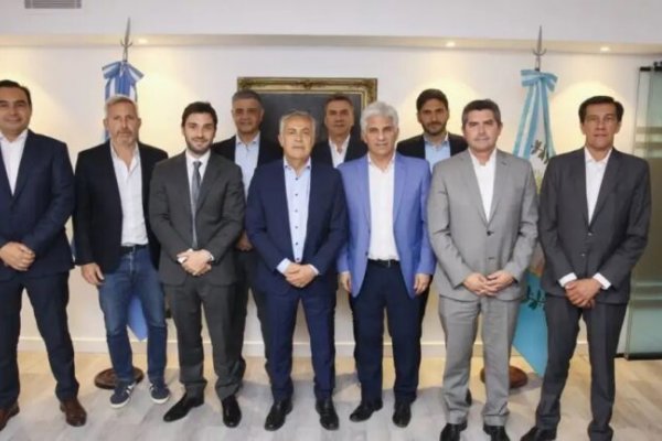 Gobernadores colaboracionistas se reúnen para definir su posición frente a la Ley Ómnibus