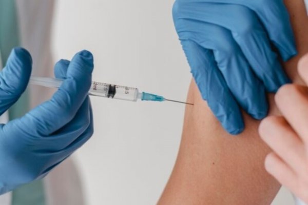 Quiénes deben recibir la vacuna antigripal y refuerzos por Covid-19